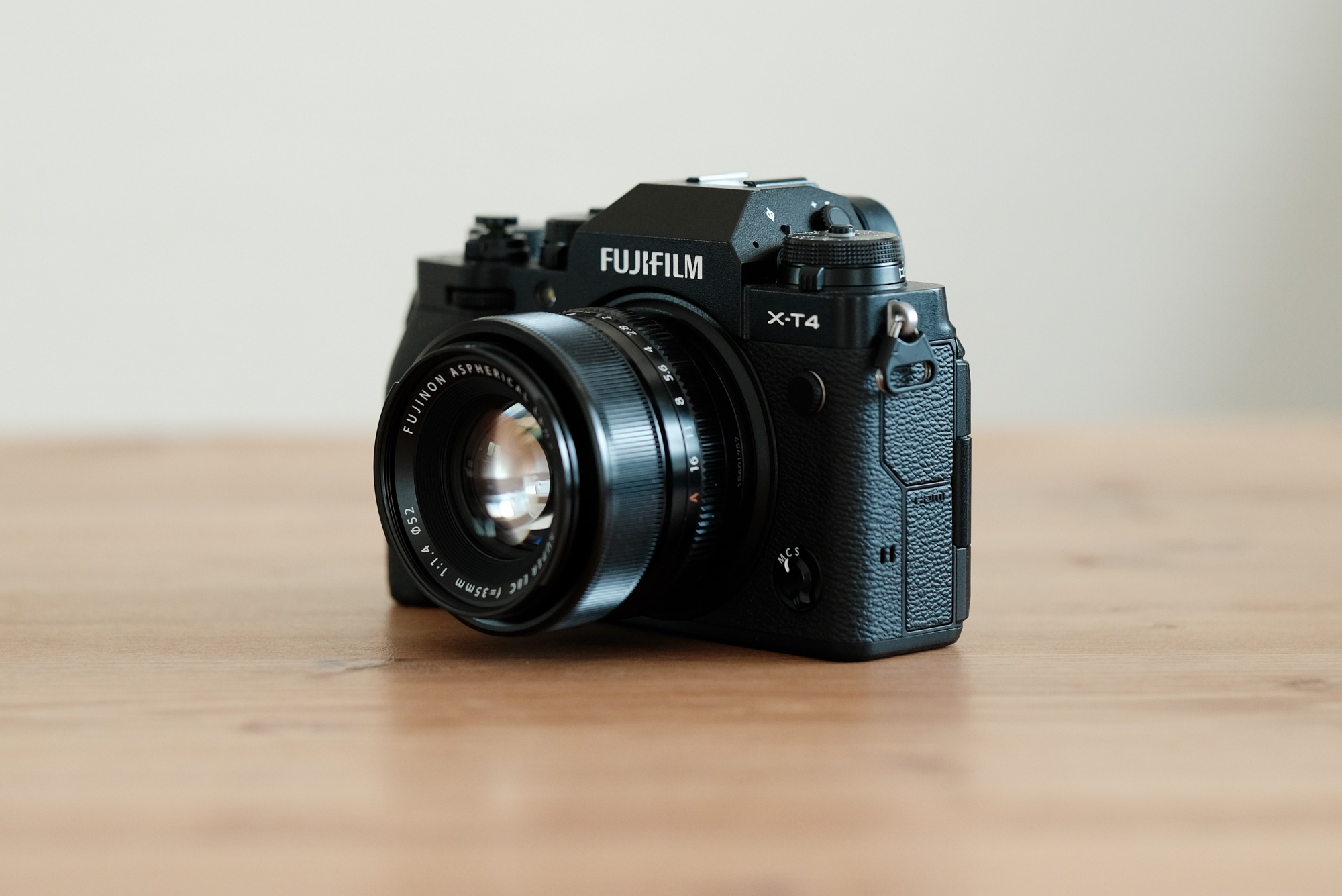 FUJIFILM X-T4 ブラック & XF35mmF1.4 R 富士フイルム、ボディ内手ブレ補正搭載のミラーレスカメラ「X-T4